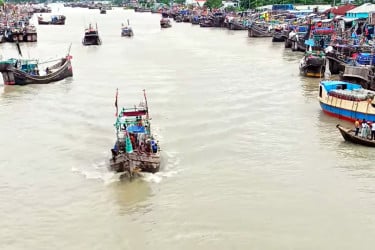 নতুন স্বপ্ন নিয়ে ফের সমুদ্রে জেলেদের যাত্রা