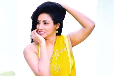 নো-মেকআপ লুকে রুনা