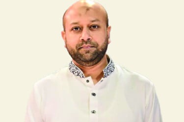 ক্ষমা চেয়ে চাকরি ফিরিয়ে দিতে হবে