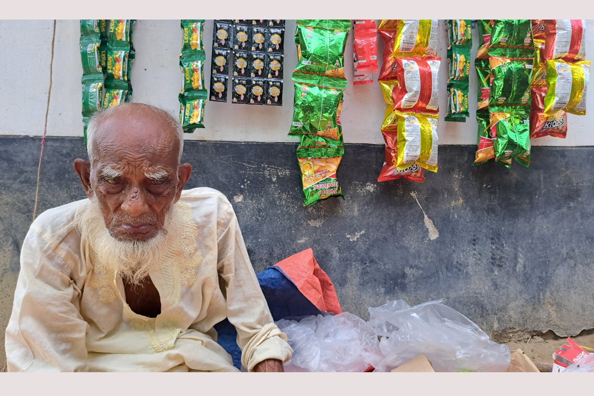 বৃদ্ধ করিম প্রামাণিকের পাশে বসুন্ধরা শুভসংঘ