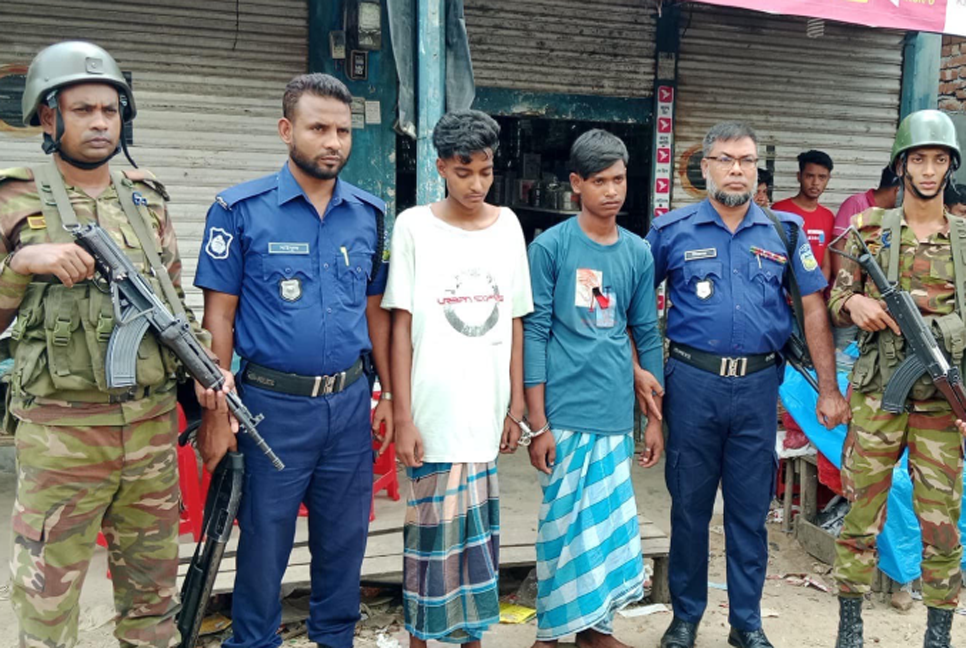নকল পিস্তল দেখিয়ে দোকানে হামলা, আটক দুই কিশোর