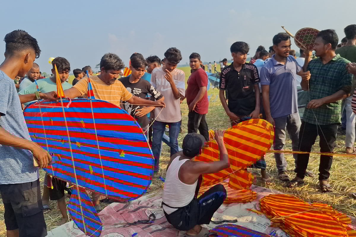 জয়পুরহাটে তুলসীগঙ্গার তীরে ২০০ বছরের পুরোনো ঘুড়ির মেলা
