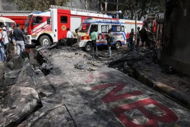 যে কারণে ভেঙে পড়া উড়োজাহাজটির ডানা’র দিকে নজর বিশেষজ্ঞদের?