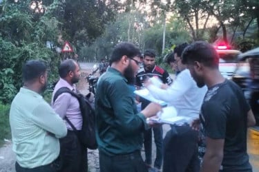 রাজবাড়ীতে শব্দদূষণবিরোধী অভিযান: হাইড্রোলিক হর্ণ ধ্বংস, জরিমানা আদায়
