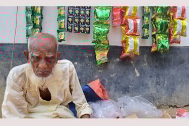 বৃদ্ধ করিম প্রামাণিকের পাশে বসুন্ধরা শুভসংঘ