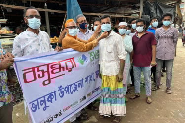 ভালুকায় করোনা সচেতনতায় শুভ সংঘের মাস্ক বিতরণে