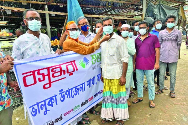করোনা সচেতনতায় বসুন্ধরা শুভসংঘের মাস্ক বিতরণ