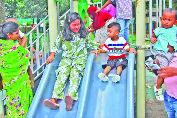 বিনোদন কেন্দ্রগুলোতে মানুষের ঢল