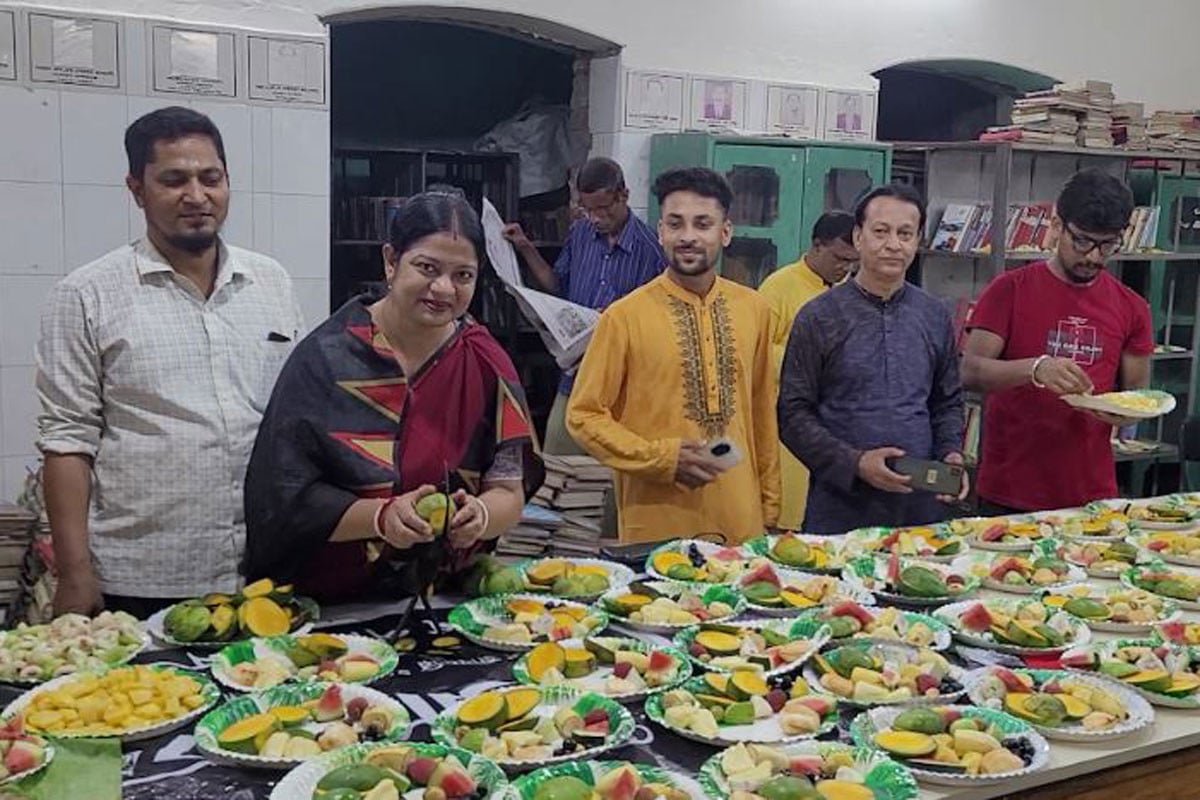 নওগাঁয় একুশে পরিষদের আয়োজনে ফল উৎসব