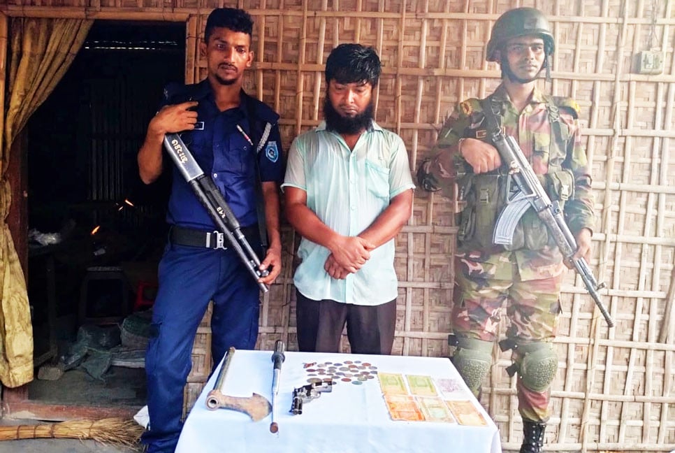 মাদক ব্যবসায়ীর বাড়িতে যৌথ অভিযান, অস্ত্র ও ইয়াবা উদ্ধার