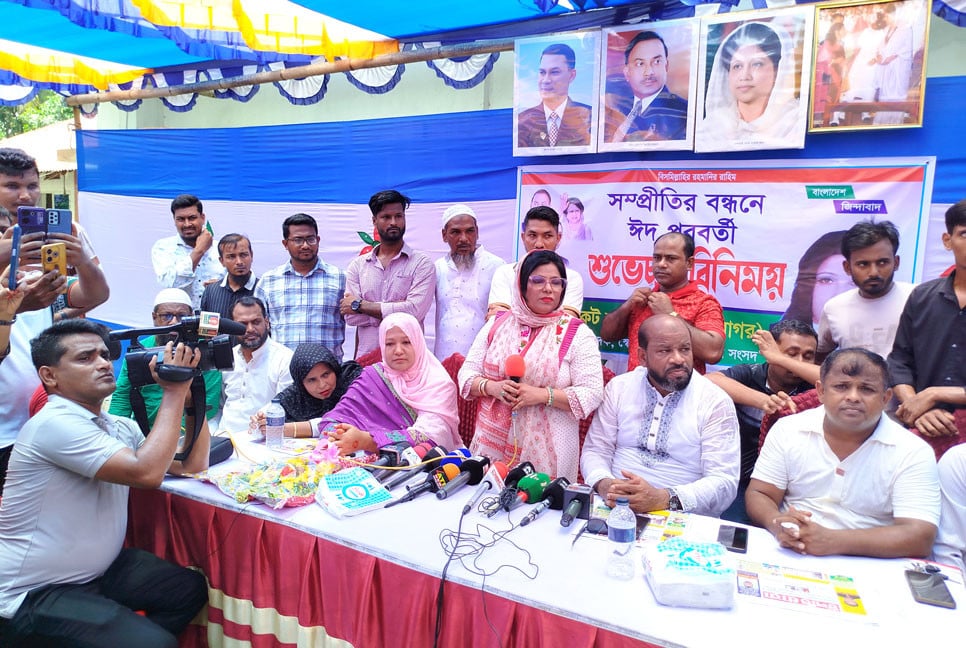 নোয়াখালীতে স্বেচ্ছাসেবক দল নেত্রীর ঈদ শুভেচ্ছা বিনিময়