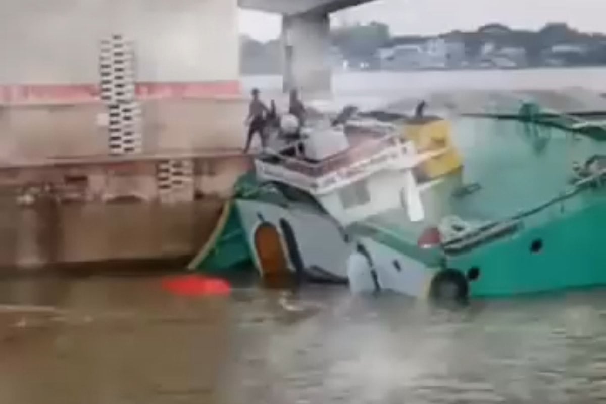 রেল সেতুতে ধাক্কা দিয়ে নদীতে তলিয়ে গেল বাল্কহেড