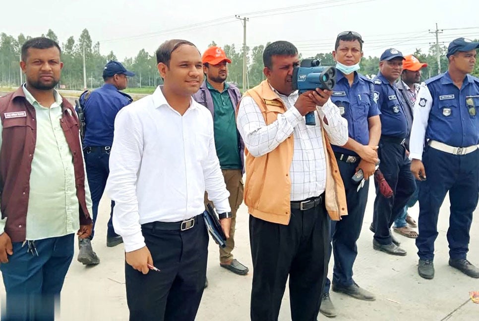 গাইবান্ধায় মহাসড়কে ভ্রাম্যমাণ আদালতের জরিমানা