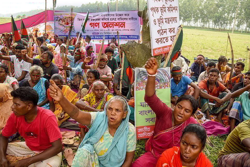 গাইবান্ধায় তিন ফসলি জমিতে ইপিজেড নির্মাণের প্রতিবাদে গণঅনশন