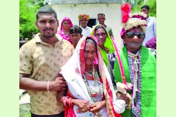 ৭০ বছর লিভ ইন শেষে হলো বিয়ে