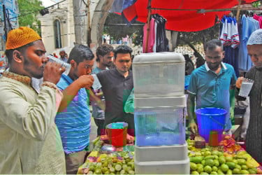 তীব্র গরমে প্রশান্তি পেতে শরবত পান