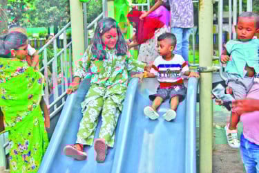 বিনোদন কেন্দ্রগুলোতে মানুষের ঢল