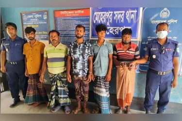 অস্ত্র ও লুণ্ঠিত মালামালসহ মেহেরপুরে ৫ ডাকাত গ্রেফতার