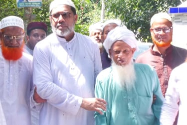 ৫৩ বছর ইমামতি শেষে গ্রামবাসীর সম্মাননা পেলেন মাওলানা কবির