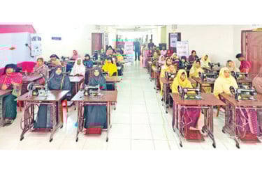 উপকূলের অসহায় নারীদের পাশে বসুন্ধরা গ্রুপ