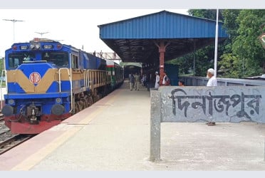 দিনাজপুরে ট্রেনের ছাদ থেকে পড়ে আহত ২