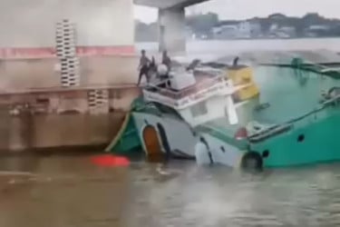রেল সেতুতে ধাক্কা দিয়ে নদীতে তলিয়ে গেল বাল্কহেড
