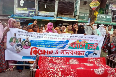 বগুড়ায় ছুরিকাঘাতে নিহত যুবকের
লাশ নিয়ে সড়ক অবরোধ