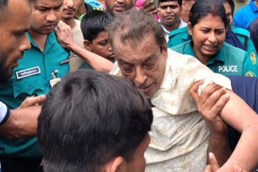 খুলনায় আওয়ামী লীগ নেতাকে গণধোলাই দিয়ে পুলিশে সোপর্দ