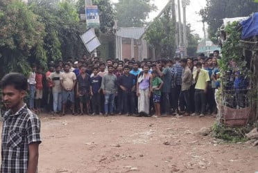 শ্রীপুরে শ্রমিক ছাঁটাইয়ের প্রতিবাদে কর্মবিরতি পালন করে বিক্ষোভ