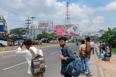 কুমিল্লায় বাসের সিটের জন্য যাত্রীদের হাহাকার