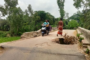 সিংড়ায় ঝুঁকিপূর্ণ সেতু দিয়ে জনসাধারণের চলাচল
