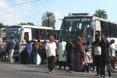 কর্মস্থলে ফিরতে নিজস্ব বাস দিল নাটোর জেলা পুলিশ