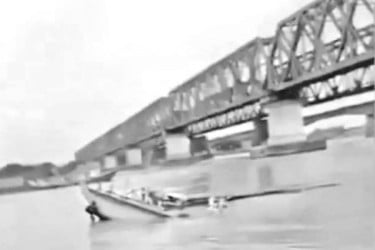 সেতুতে ধাক্কা লেগে ডুবল বাল্কহেড