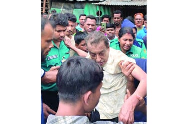 আওয়ামী লীগ নেতাকে গণধোলাই দিয়ে পুলিশে সোপর্দ