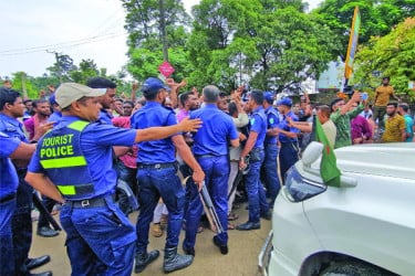 সিলেটে দুই উপদেষ্টার গাড়ি আটকে বিক্ষোভ