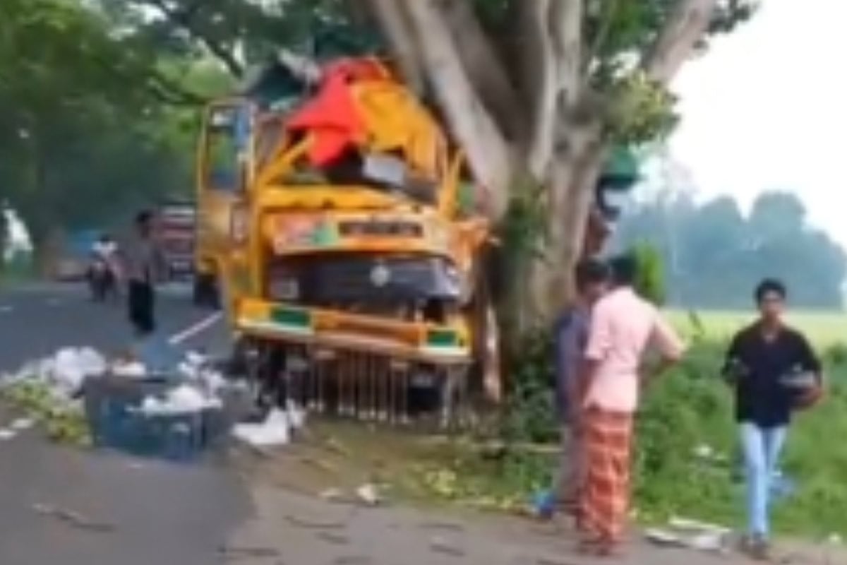 সিরাজগঞ্জে গাছের সাথে ট্রাকের ধাক্কায় আরোহী নিহত