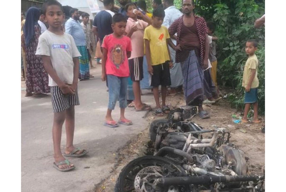 মুুন্সিগঞ্জে পূর্ব শত্রুতার জেরে প্রতিপক্ষের উপর হামলা; মোটরসাইকেলে আগুন