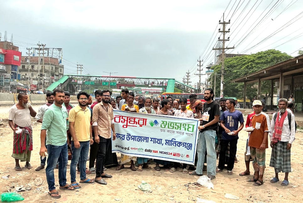 মানিকগঞ্জে ছিন্নমূল ও আশ্রয়হীন মানুষের মাঝে শুভসংঘের খাবার বিতরণ