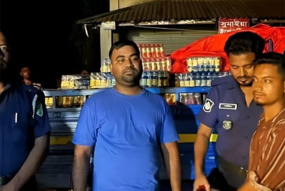 নেত্রকোনায় ভারতীয় পণ্যসহ আটক ২