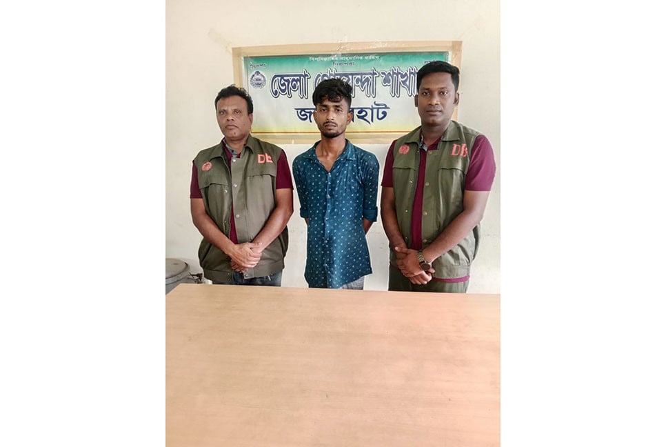 জয়পুরহাটে বাড়ির সদস্যদের বেঁধে ডাকাতি, ডাকাতদলের সদস্য গ্রেফতার