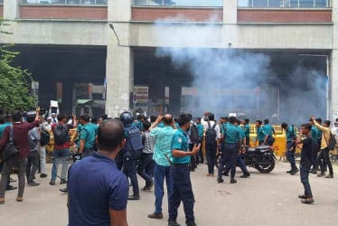 হঠাৎ উত্তপ্ত প্রেস ক্লাব, সাউন্ড গ্রেনেড নিক্ষেপ পুলিশের