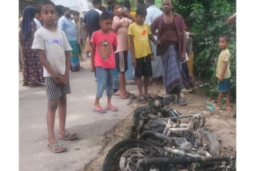 মুুন্সিগঞ্জে পূর্ব শত্রুতার জেরে প্রতিপক্ষের উপর হামলা; মোটরসাইকেলে আগুন
