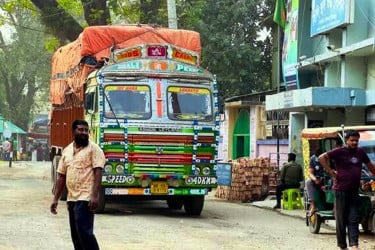 হিলি স্থলবন্দরে আমদানি-রপ্তানি শুরু