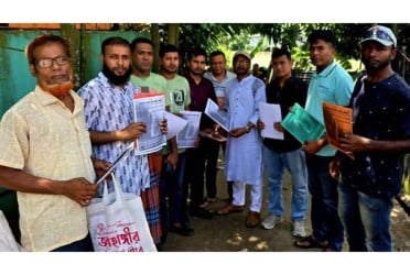 বজ্রপাতের বিষয়ে সচেতনতামূলক লিফলেট বিতরণ