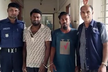 গোপালগঞ্জে দুই প্রতারককে গণধোলাই দিয়ে পুলিশে সোপর্দ