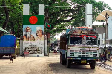 ১০ দিনের ছুটি শেষে বেনাপোল বন্দরে আমদানি-রপ্তানি শুরু