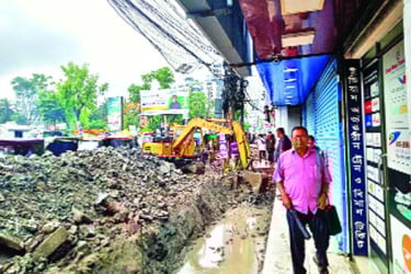 সড়কে খোঁড়াখুঁড়ি যানজটে বিড়ম্বনা