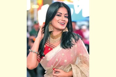 মন্দিরা কেন বিব্রত...
