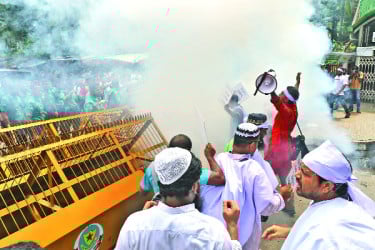 শিক্ষকদের বিক্ষোভ লাঠিচার্জ ও সাউন্ড গ্রেনেড নিক্ষেপ