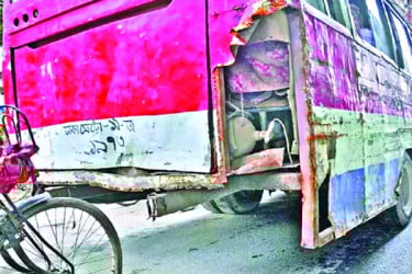 সড়কে তবুও মেয়াদোত্তীর্ণ বাস